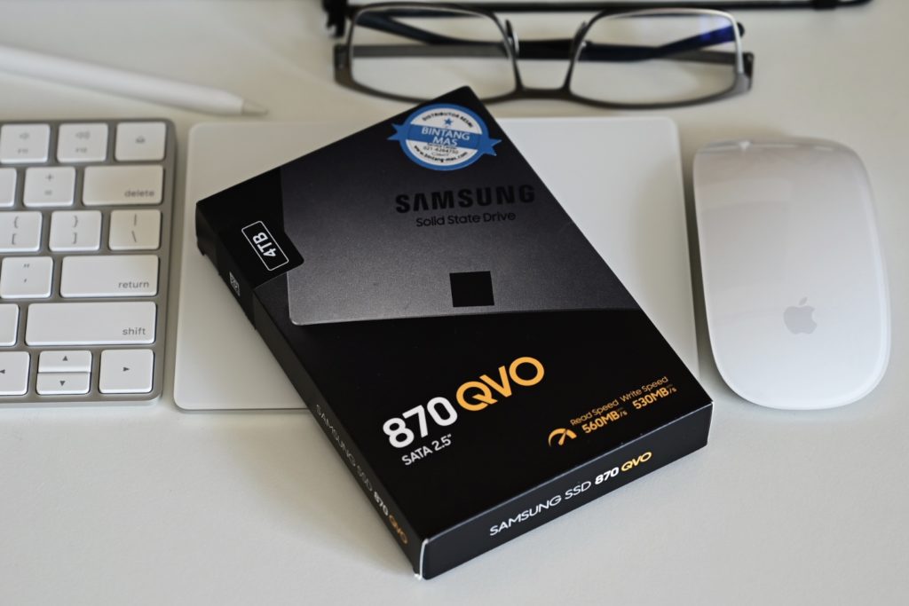 Samsung 870 QVO box on a desk